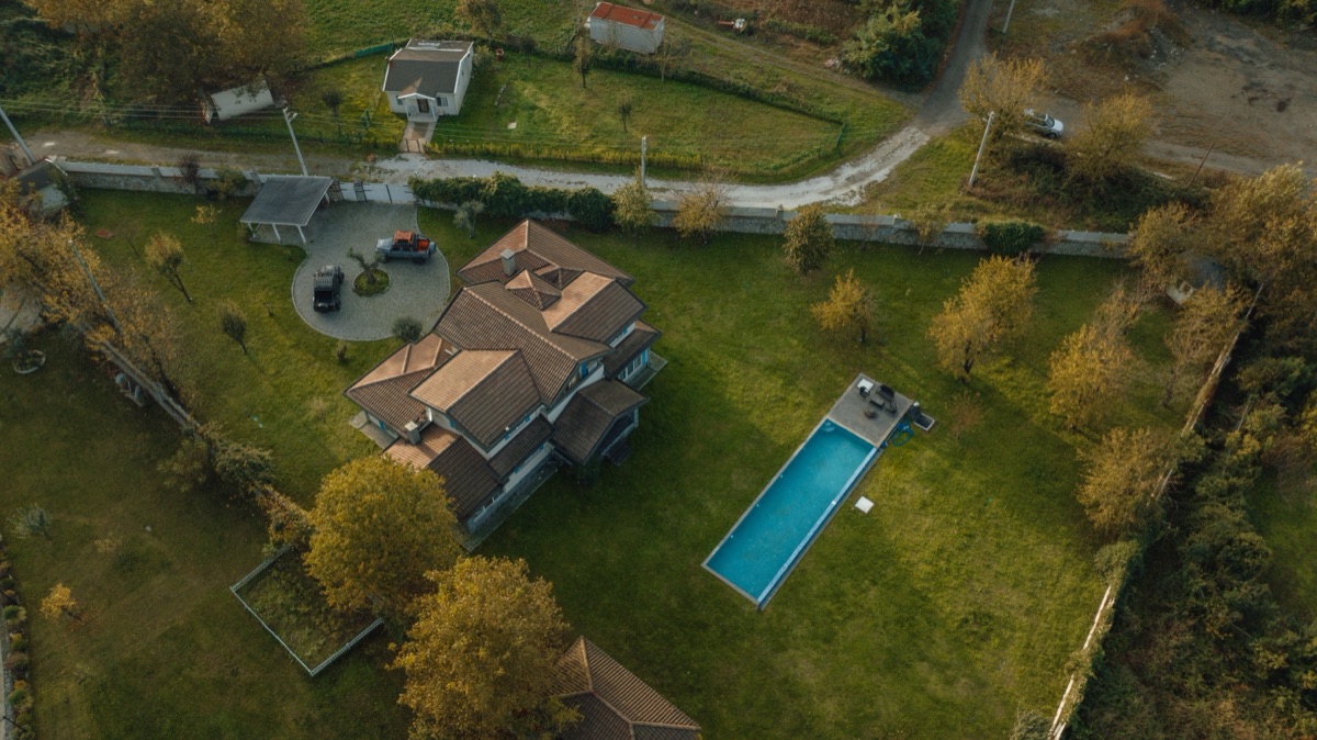 Vue aérienne oblique d’une grande propriété avec piscine, en zone rurale