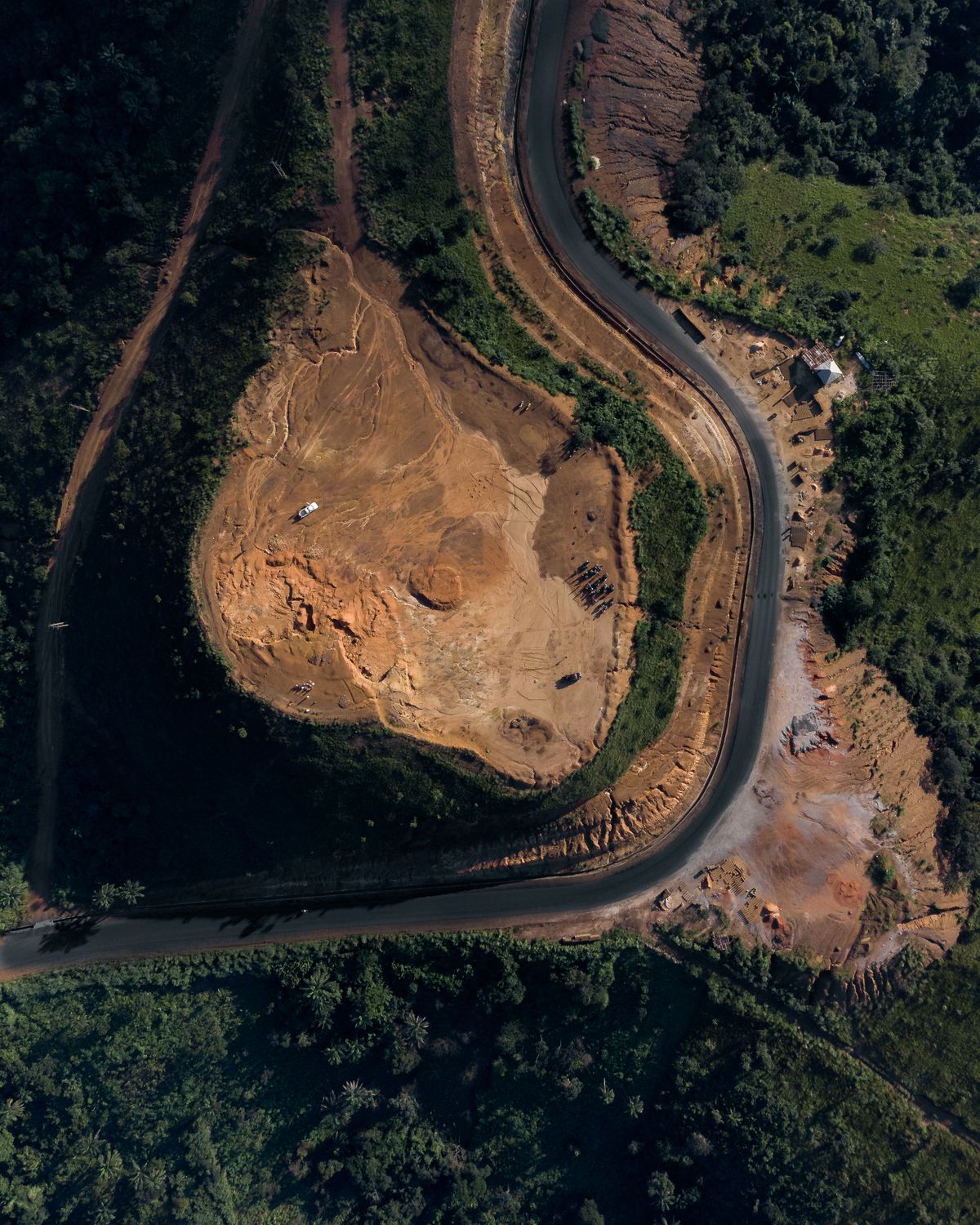 Vue aérienne verticale d’un site en cours de terrassement, route et végétation