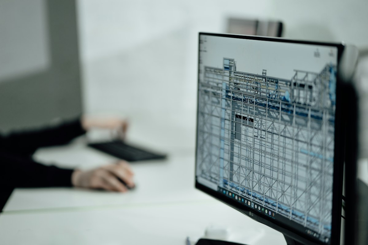 Ingénieur consultant une maquette numérique de structure sur un écran
