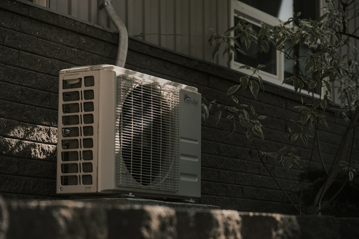 Groupe extérieur de climatisation fixé sur un mur